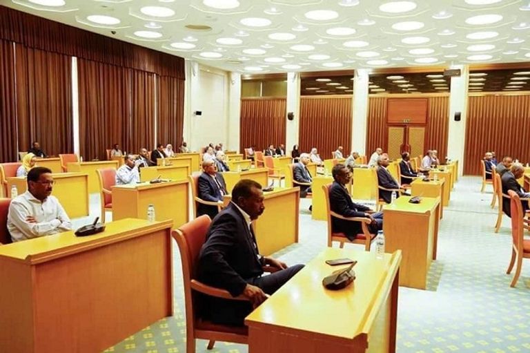 طبيب سوداني يجري كشف الحرارة على أحد الأشخاص