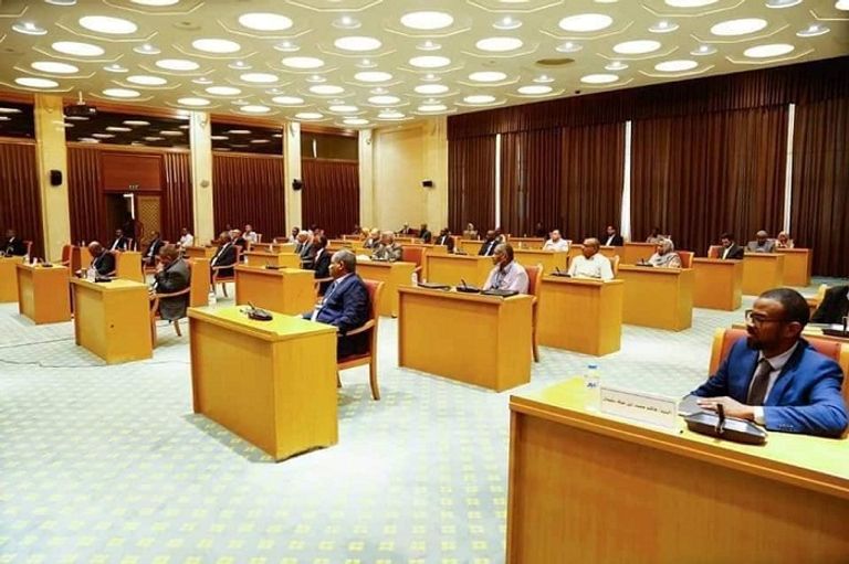 طبيب سوداني يجري كشف الحرارة على أحد الأشخاص