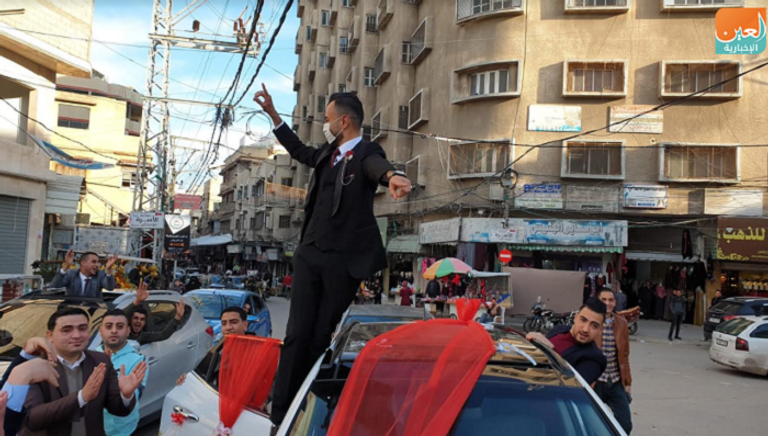 حفل زفاف في أحد شوارع قطاع غزة والعريس يرتدي كمامة للوقاية من فيروس كورونا الجديد عروسان يرتديان الأقنعة الطبية في قطاع غزة للوقاية من كورونا