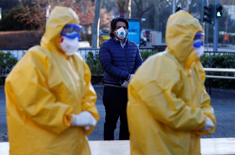 مريضة تجري فحصا في مركز اختبار لفيروس كورونا في برلين