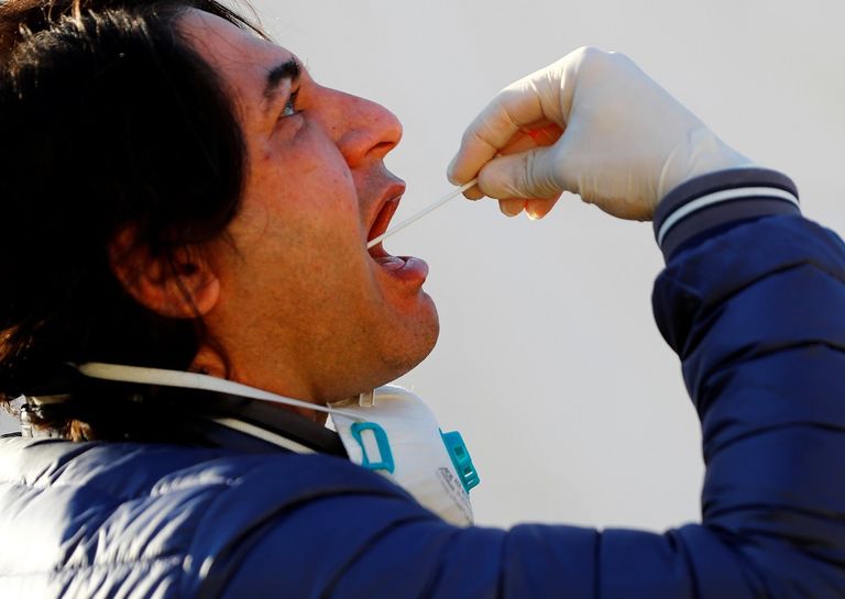 مريضة تجري فحصا في مركز اختبار لفيروس كورونا في برلين