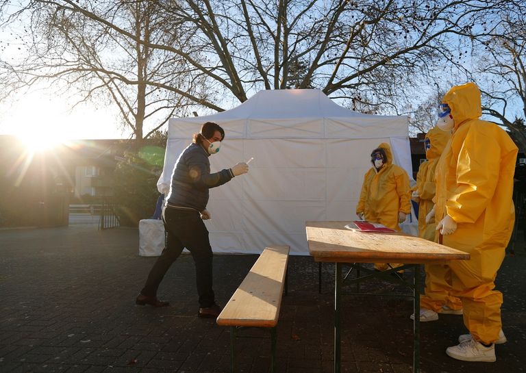 مريضة تجري فحصا في مركز اختبار لفيروس كورونا في برلين