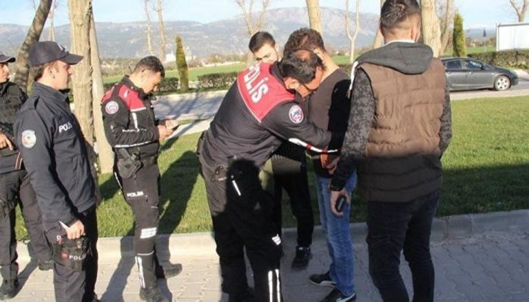 قوات من الشرطة التركية توقف معارضين