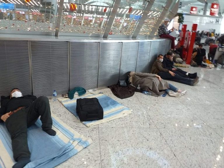 الأمن التركي يحتجز ويضرب جزائريين عالقين يمطار اسطنبول