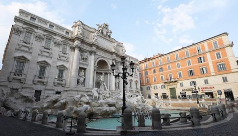 نافورة تريفي الشهيرة في روما بلا زوار - رويترز