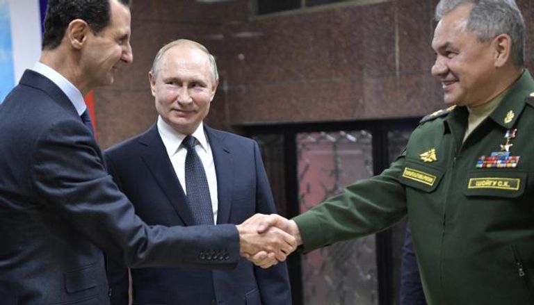 شويجو يصافح الأسد بحضور بوتين في لقاء سابق