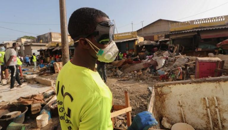 عامل نظافة في داكار يرتدي كمامة للوقاية من كورونا
