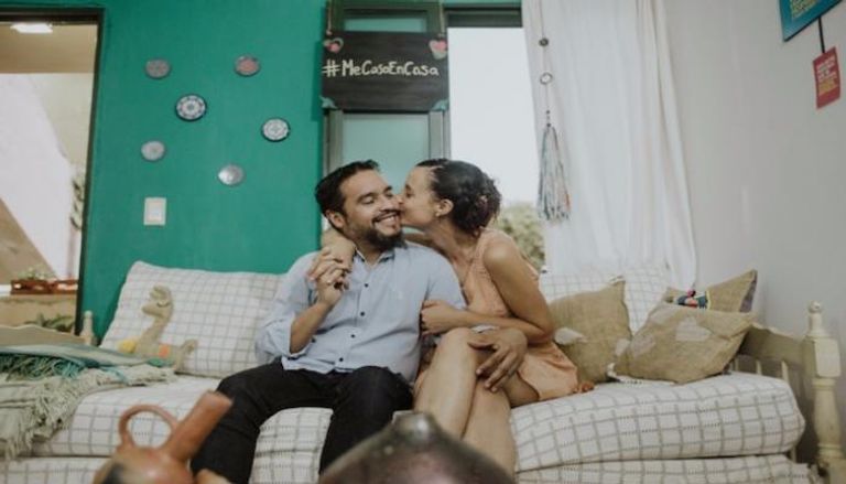 دييجو وصوفيا تزوجا عبر الإنترنت ومكالمة فيديو مع الكنيسة