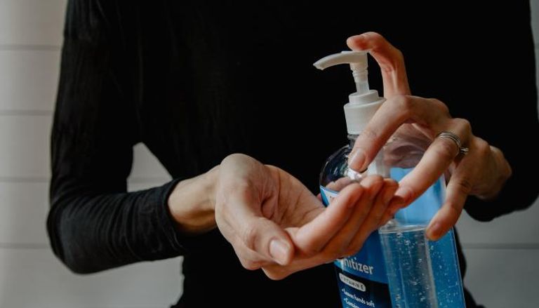 تجفيف اليدين بعد غسلها يساعد على الحد من انتقال الفيروسات-أرشيفية