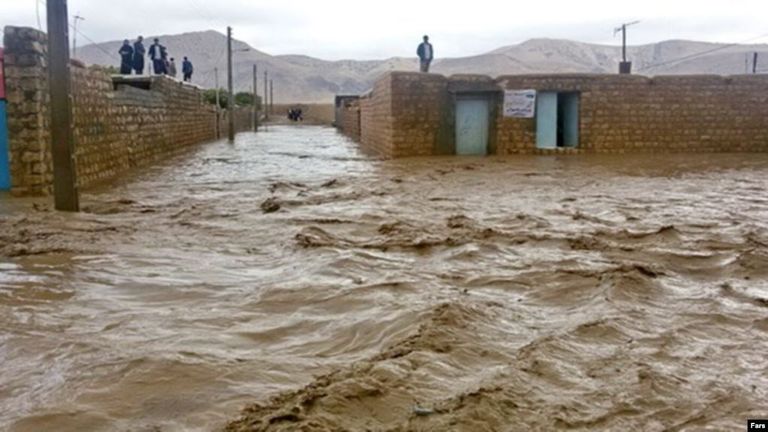 السيول قطعت طرقا رئيسية في بعض محافظات إيران