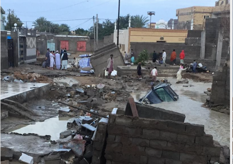 السيول قطعت طرقا رئيسية في بعض محافظات إيران