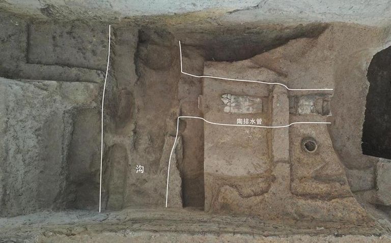 آثار مجموعة من أنابيب الصرف في مقاطعة خنان بوسط الصين