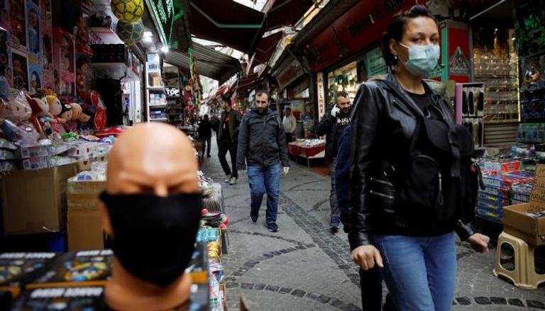 امرأة ترتدي قناع الوجه الواقي في سوق بمدينة إسطنبول