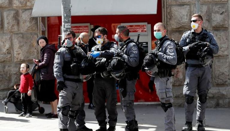 عناصر من الشرطة الإسرائيلية يفرضون قيودا حكومية لمكافحة انتشار كورونا
