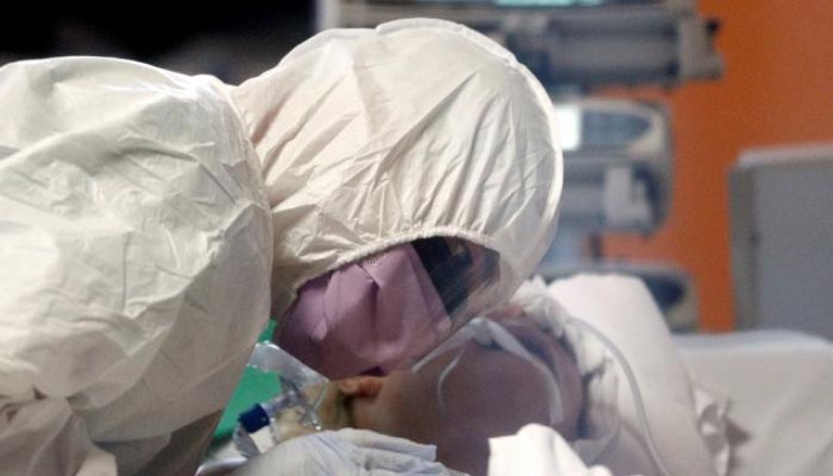 طبيب يعالج مريضة بفيروس كورونا في روما