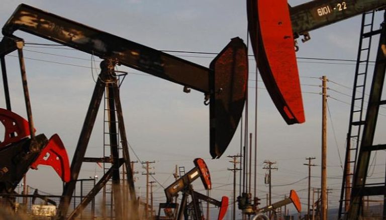 باركليز يخفض توقعات سعر النفط 12 دولارا بضغوط كورونا