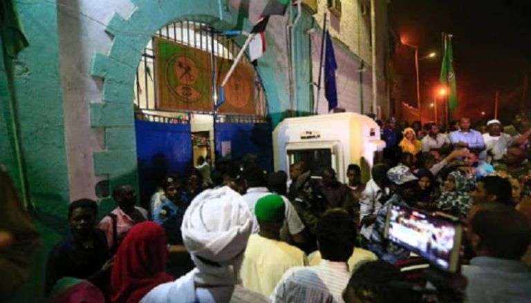 السودان يطلق أول دفعة من السجناء ضمن إجراءاته لمواجهة كورونا