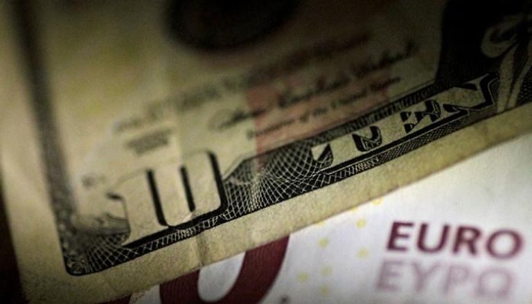 الدولار يتراجع أمام العملات