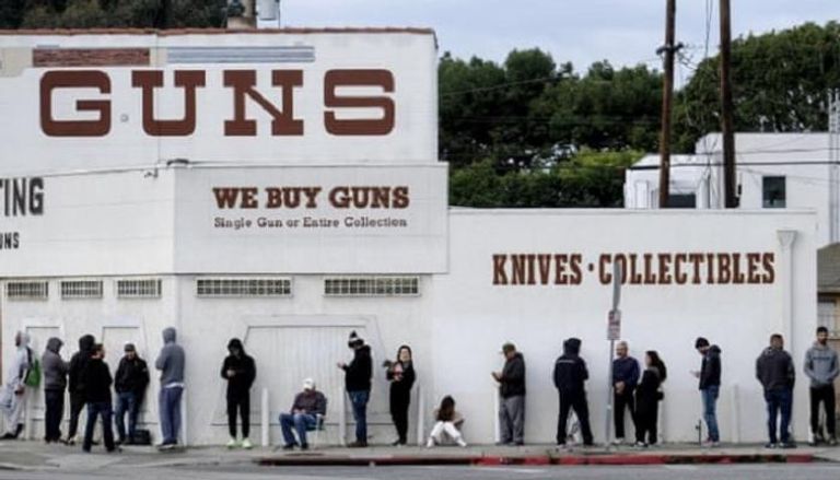  طابور لدخول متجر أسلحة في كاليفورنيا - وكالات