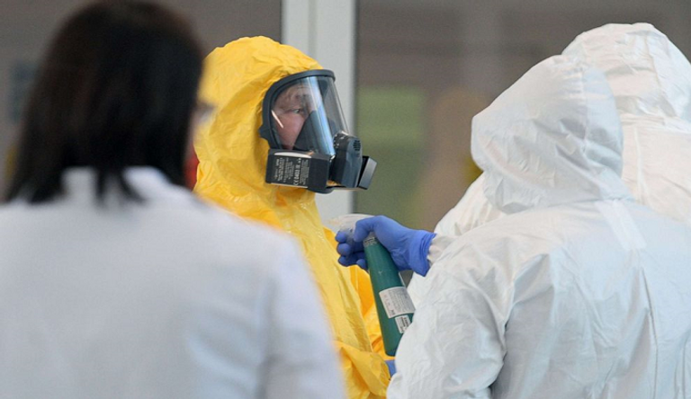 بوتين مرتديا بزة وقاية صفراء خلال زيارته للمستشفى