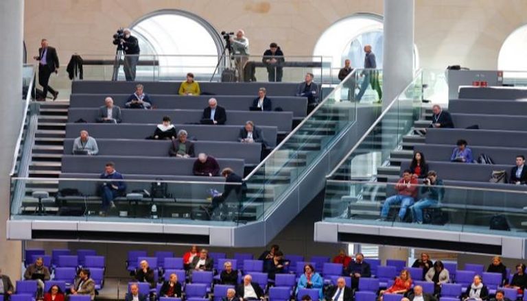 مسافات واضحة بين نواب البرلمان الألماني - رويترز