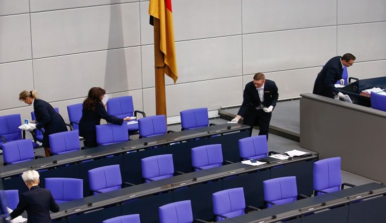 مسافات واضحة بين نواب البرلمان الألماني - رويترز