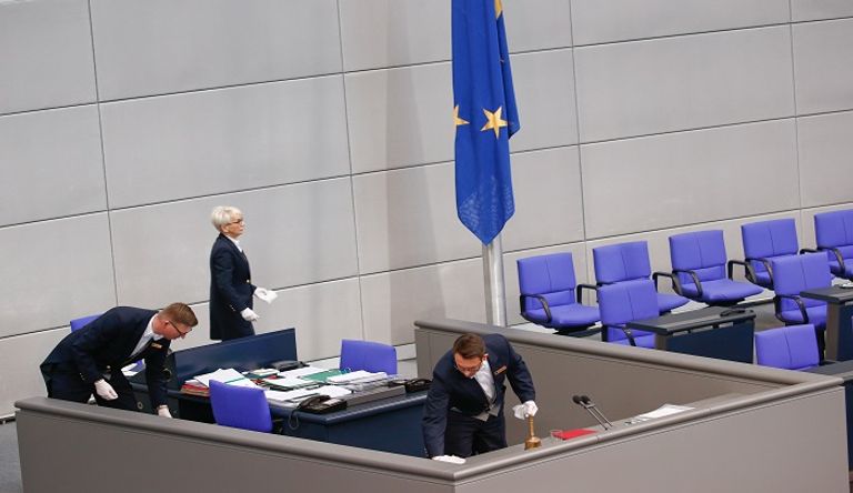 مسافات واضحة بين نواب البرلمان الألماني - رويترز