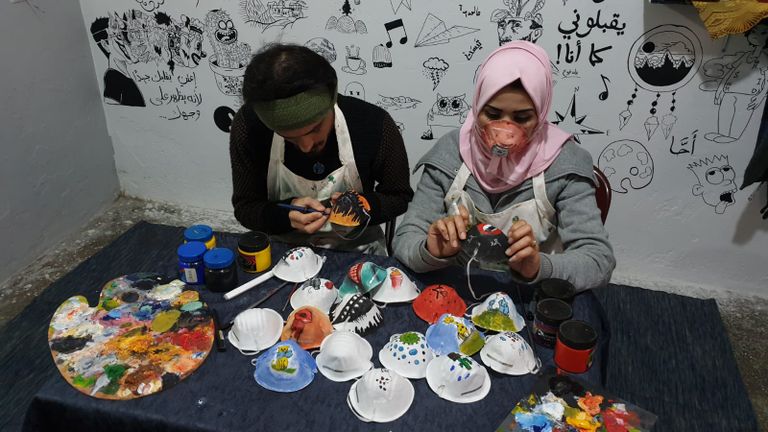 الكمامات توزع دون مقابل