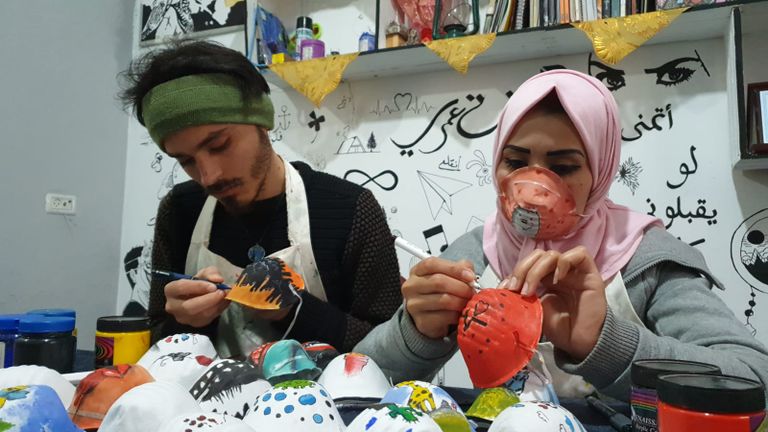 الكمامات توزع دون مقابل