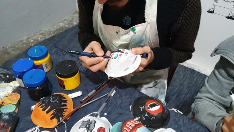 الكمامات توزع دون مقابل