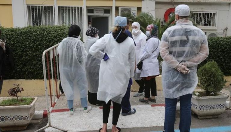 فريق طبي يرتدي الكمامات والملابس الوقائية في مستشفى بالجزائر