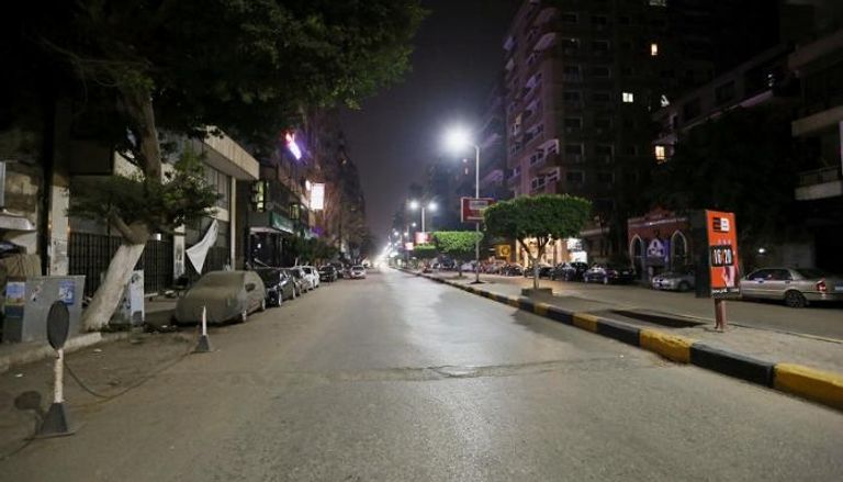 شوارع القاهرة خالية مع تطبيق حظر التجول لاحتواء فيروس كورونا