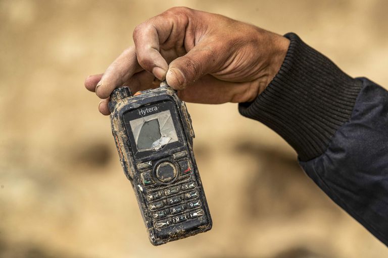 أحد أجهزة اللاسلكي التي كان يستخدمها عناصر التنظيم قنبلة يدوية من مخلفات تنظيم داعش الإرهابي