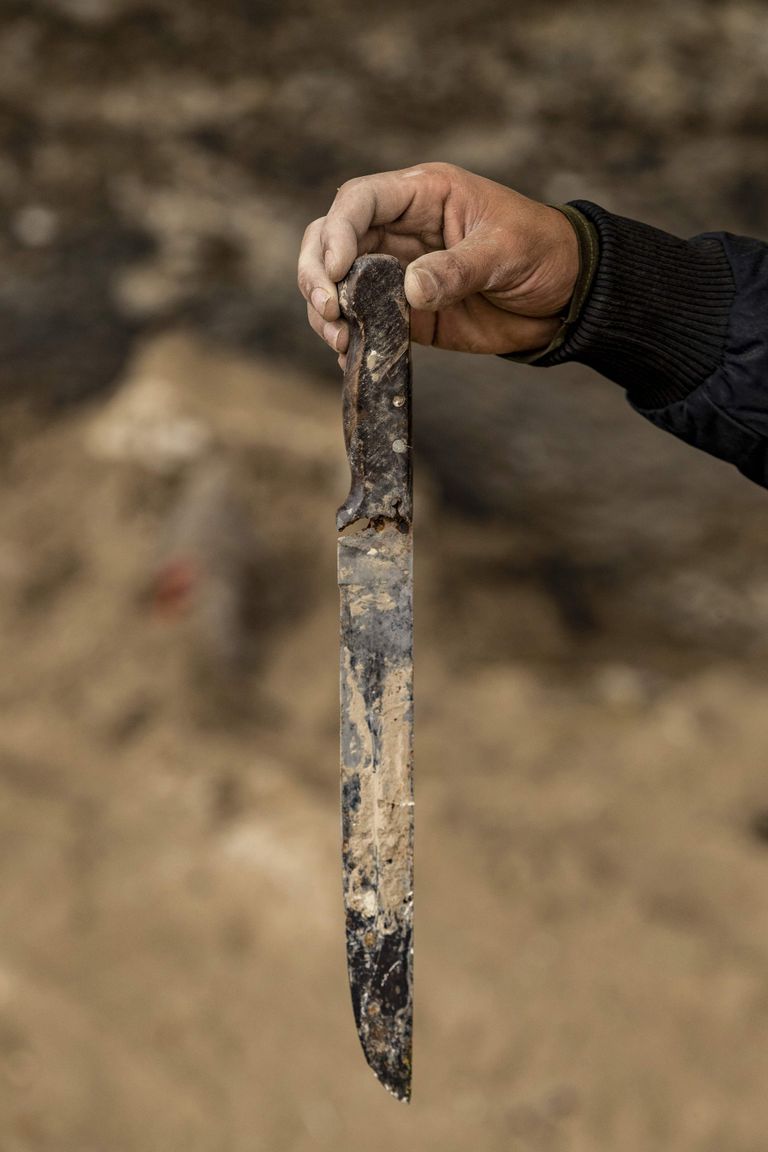 سكين يعود لأحد إرهابيي داعش قنبلة يدوية من مخلفات تنظيم داعش الإرهابي