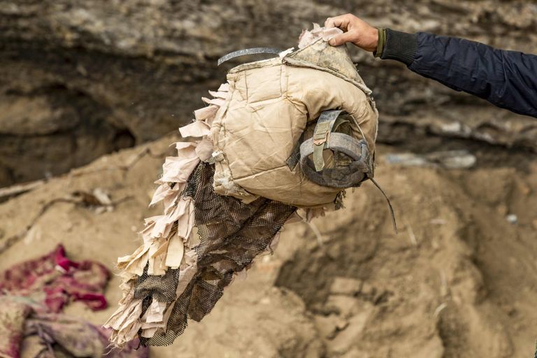 قبعة للتمويه قنبلة يدوية من مخلفات تنظيم داعش الإرهابي