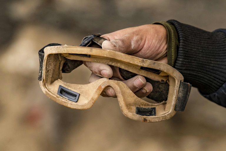 بقايا نظارات قنبلة يدوية من مخلفات تنظيم داعش الإرهابي