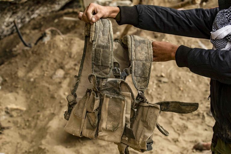 ملابس عسكرية قنبلة يدوية من مخلفات تنظيم داعش الإرهابي