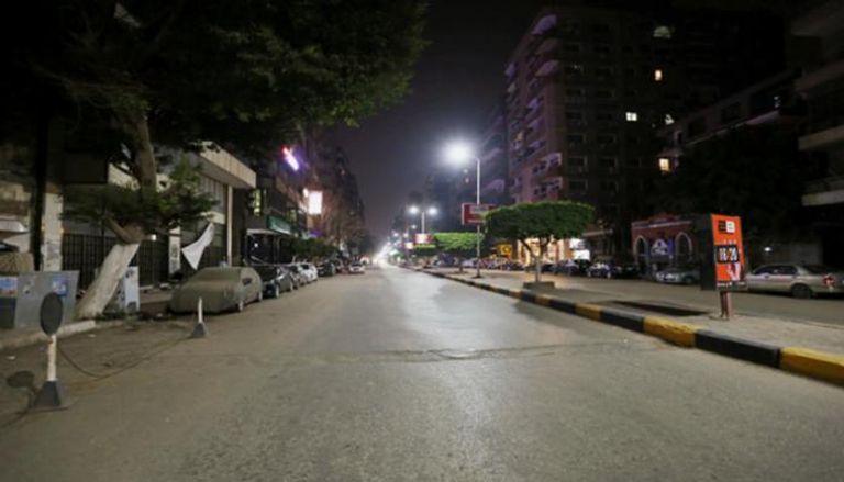 شارع بالقاهرة خال من المارة بعد تطبيق حظر التجول