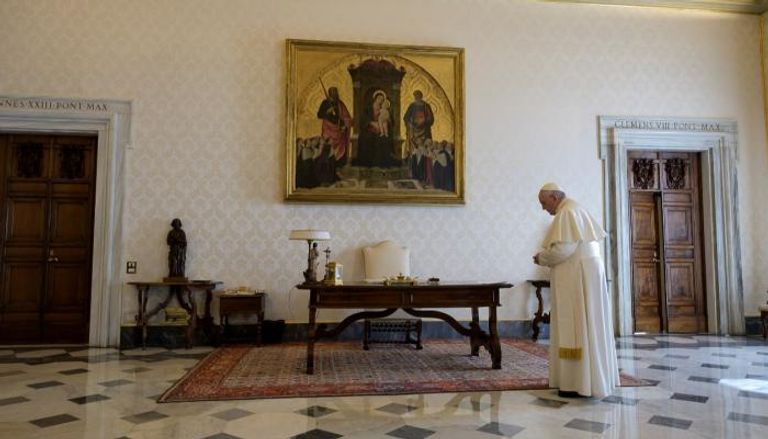 البابا فرنسيس في مكتبه داخل الفاتيكان 