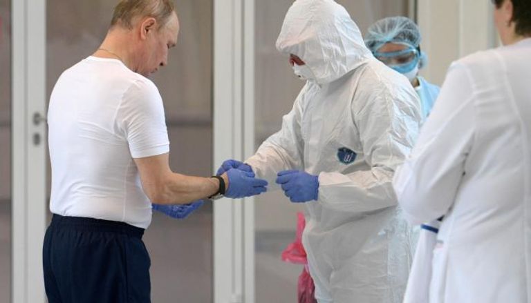 بوتين يزور مستشفى لمرضى كورونا في بلاده