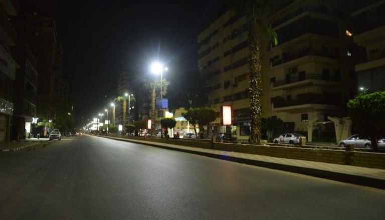 شوارع مصر خالية من المارة بعد قرار حظر التجوال 