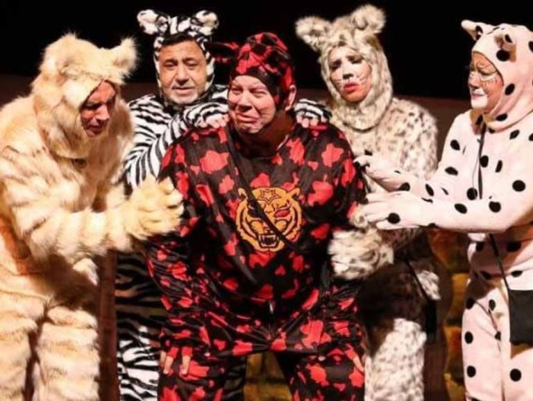 مشهد من مسرحية "رجل القلعة"