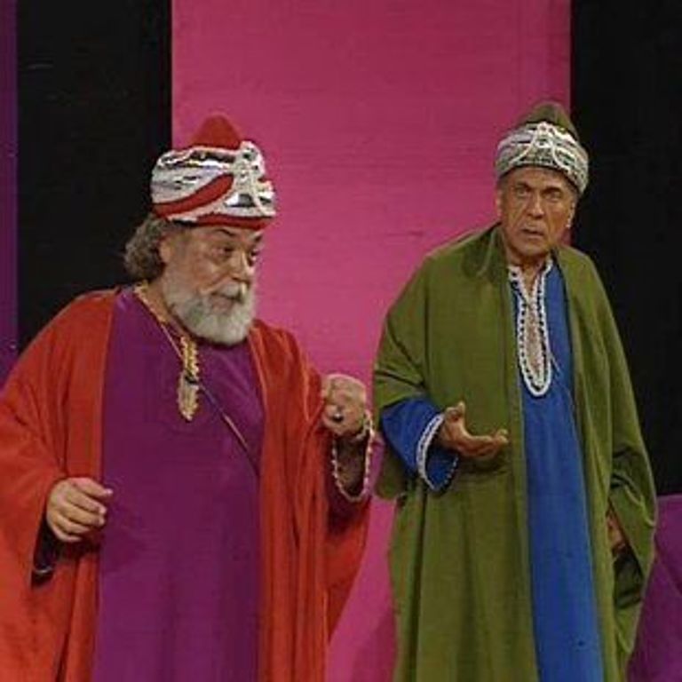 مشهد من مسرحية "رجل القلعة"