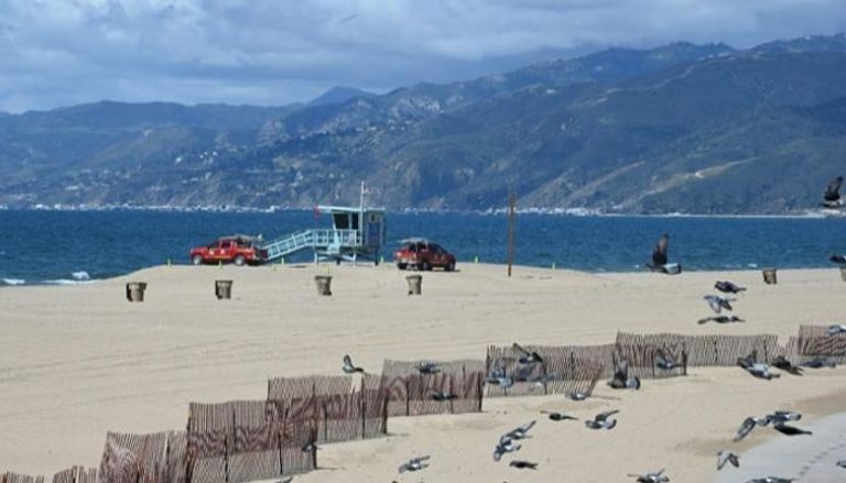 لأول مرة.. شاطئ سانتا مونيكا في كاليفورنيا خالٍ من الرواد