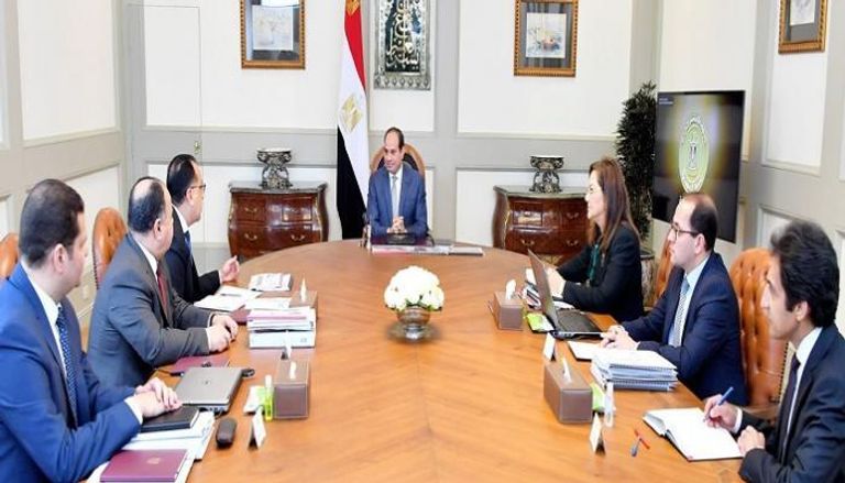 اجتماع سابق للرئيس المصري ورئيس الحكومة وعدد من الوزراء