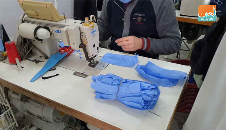 كاميرا العين الإخبارية ترصد عمال مصنع شركة "يونيبال" في قطاع غزة أثناء تصنيع الكمامات للوقاية من فيروس كورونا المستجد عمال يصنعون الكمامات في مصنع شركة