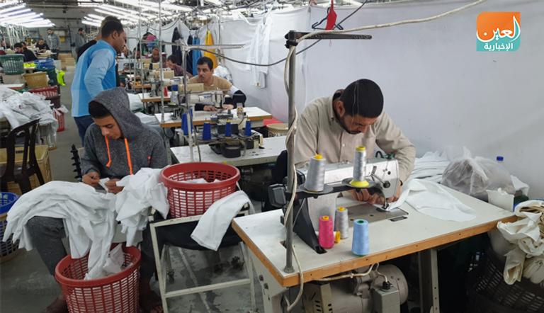 كاميرا العين الإخبارية ترصد عمال مصنع شركة "يونيبال" في قطاع غزة أثناء تصنيع الكمامات التي تستخدم للوقاية من فيروس كورونا المستجد عمال يصنعون الكمامات في مصنع شركة