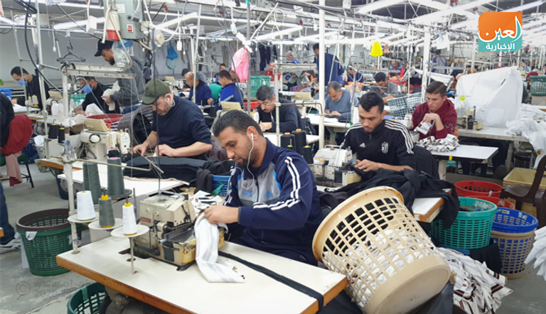 كاميرا العين الإخبارية ترصد عمال مصنع شركة "يونيبال" في قطاع غزة أثناء تصنيع الكمامات التي تستخدم للوقاية من فيروس كورونا المستجد عمال يصنعون الكمامات في مصنع شركة