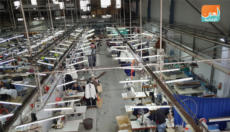 كاميرا العين الإخبارية ترصد عمال مصنع شركة "يونيبال" في قطاع غزة  عمال يصنعون الكمامات في مصنع شركة