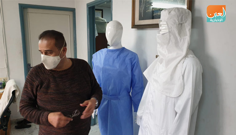 كاميرا العين الإخبارية ترصد عمال مصنع شركة "يونيبال" في قطاع غزة لتنصيع الكمامات والبدل الواقية التي تستخدم للوقاية من فيروس كورونا عمال يصنعون الكمامات في مصنع شركة